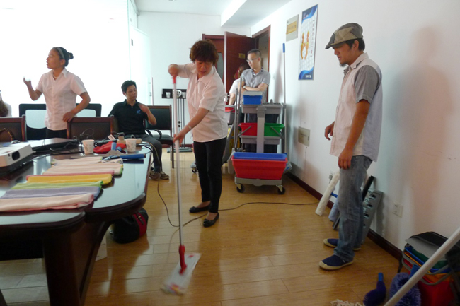 2013年6月，我司品牌經理/資深培訓師到達當地分銷商舉辦為期兩天的清潔工具標準化培訓課程。